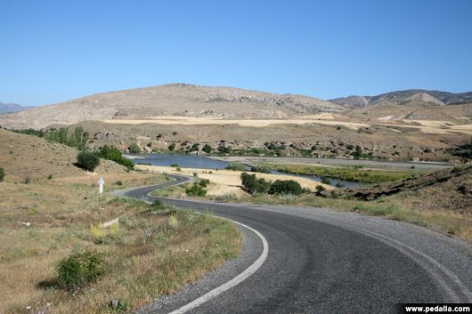 Batı Erzincan Fırat Nehri etrafında yol kıvrılarak ilerliyor.