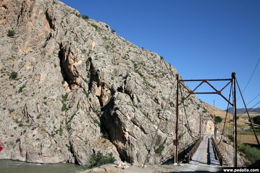 Batı Erzincan Divriği yolundaki asma köprü...